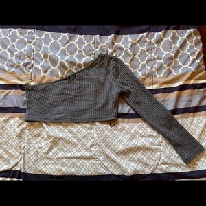 Single sleeve crop top.